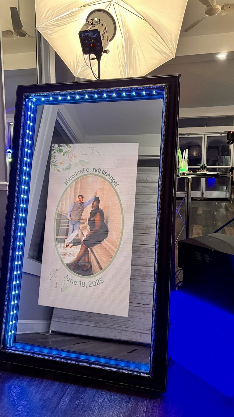 custom attract screen on our mirror booth