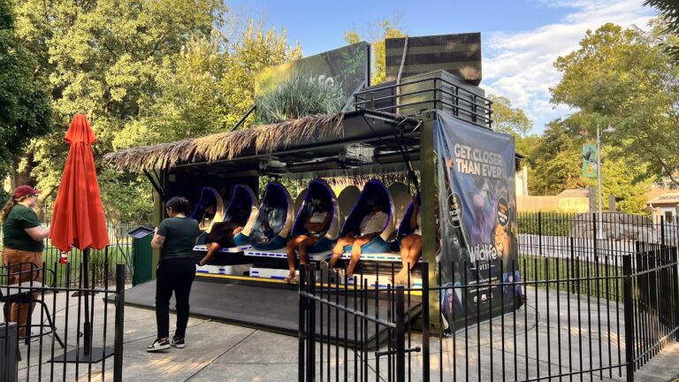 guest enjoying the VR at the maryland zoo photo booth event